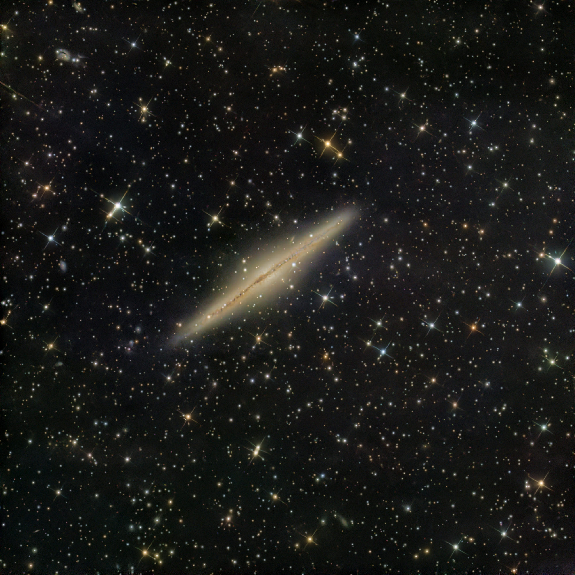 Die Edge-On Galaxie NGC891 liegt im Sternbild Andromeda.